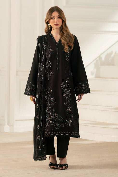 NAQSHI Moheeni front: straight‑cut black cambric shirt adorned with heavy embroidered borders, beaded neck pati, lace‑trim hem and straight pants