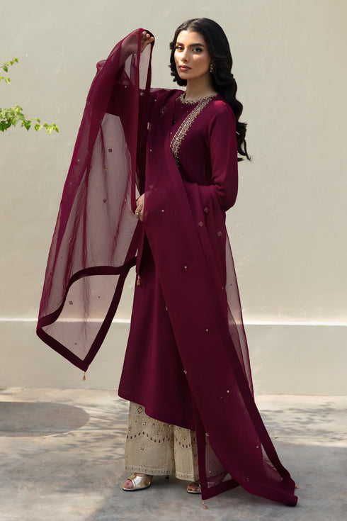 NAQSHI Parize organza dupatta draped elegantly over shoulder, displaying minimal hand‑adda motif spray and handmade crystal‑corner tassel embellishments.