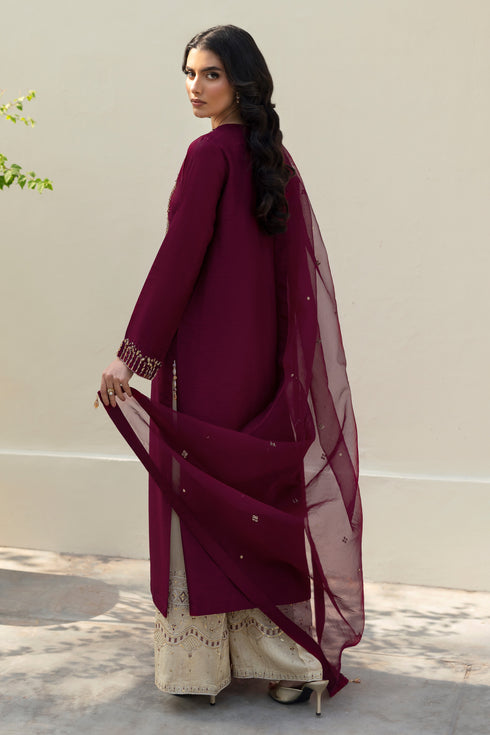 NAQSHI Parize organza dupatta draped elegantly over shoulder, displaying minimal hand‑adda motif spray and handmade crystal‑corner tassel embellishments.