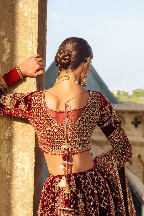 NAQSHI Parivarsh organza dupatta draped showcasing heavy hand‑adda embroidery, repeated spread motifs, thick embellished velvet border, lace edge & screen‑printed facing.