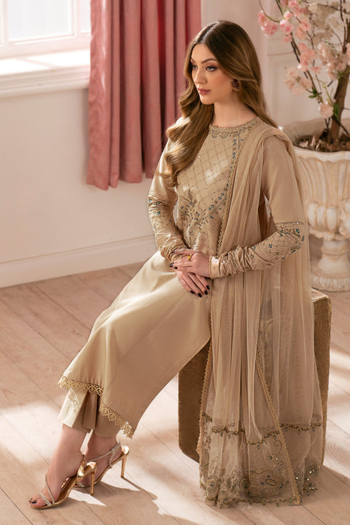 Model wearing full NAQSHI Chamkeeli 3PC set: embroidered beige cambric shirt with lace trim and pearl-back slit, straight pants & ornate net dupatta