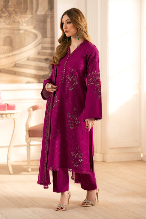 Side view of NAQSHI Hira showing smooth straight shirt silhouette, lace-trimmed curved sleeve cuff and pleated cambric trouser side seam