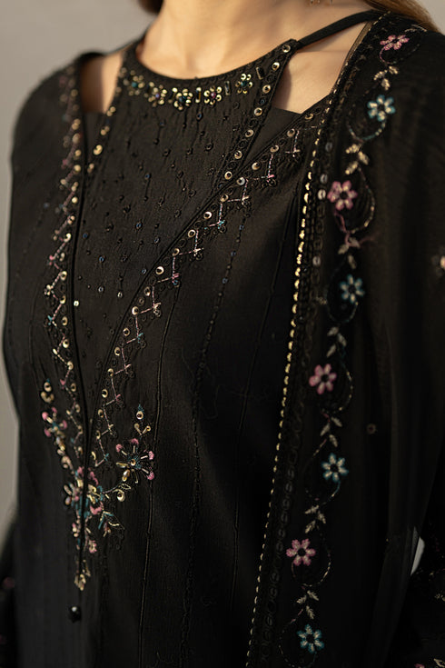 Close-up of NAQSHI Janvi’s keyhole neckline, showcasing intricate embroidery, adda-work accents and fine lace edging