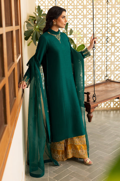 NAQSHI Zauq shirt showing finely finished side slits, botanical hand-adda embroidery along hem, and tailored straight cutline.