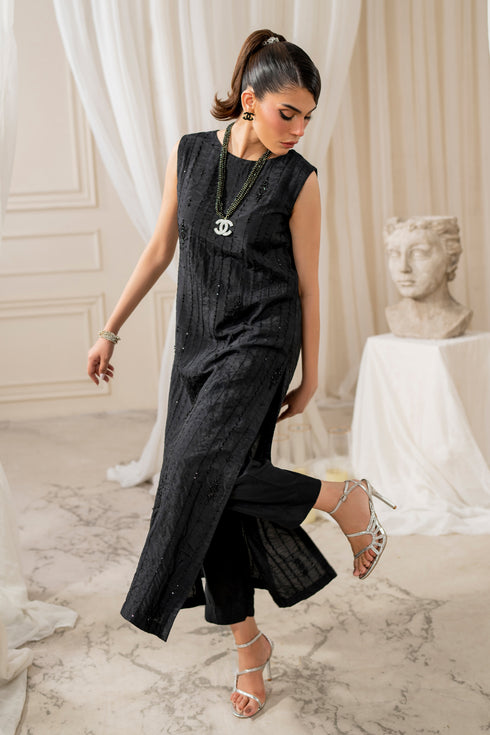 Detailed view of naqshi siara net dupatta border featuring sequin-lined edge and embroidered trim on sheer black fabric.