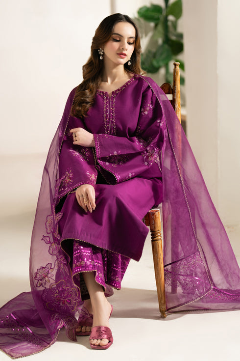 Model seated in NAQSHI Tamana ensemble, highlighting neckline embroidery, lace cuffs, pleated culottes & styled dupatta