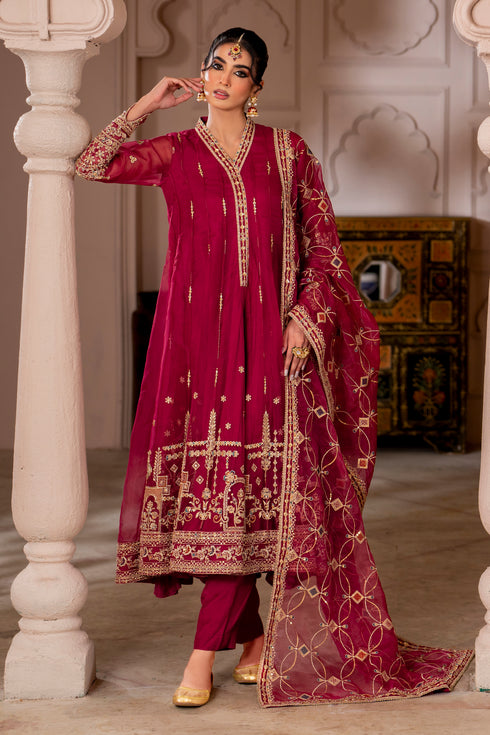 Close‑up of Naqshi Zaafia embellished V‑neck featuring dense hand‑adda and sequin embroidery, accentuating magenta organza texture.