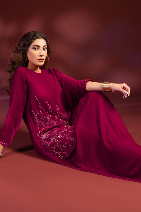 Seated pose of NAQSHI Aelin velvet tunic showing side slit detail and graceful drape for evening events
