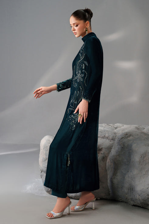 NAQSHI Kalena side view – showing side slit in shirt and tassel detail on trousers