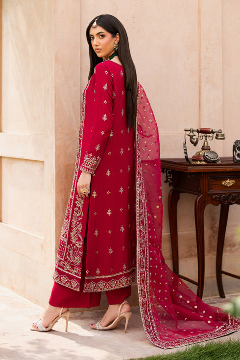 NAQSHI Gul-e-Zeenat side pose – red embroidered shirt and culottes with dupatta draped elegantly