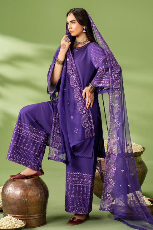 Front styling of NAQSHI Uzma outfit showing dupatta drape and coordinated three-piece set
