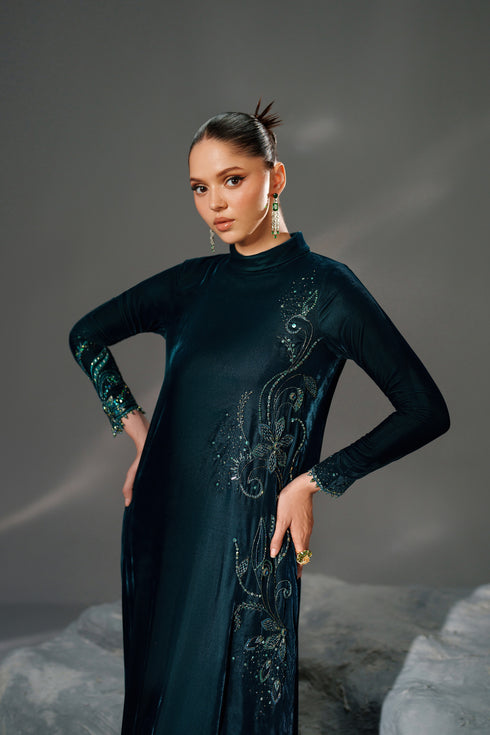 NAQSHI Kalena close front pose – detailing on sleeves & adda work