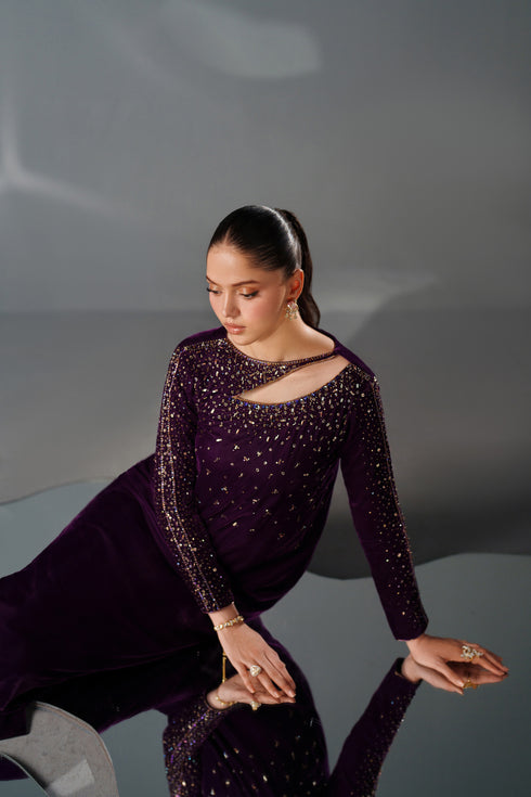 NAQSHI Zeen velvet fusion pret artistic shot – embellished neckline close-up