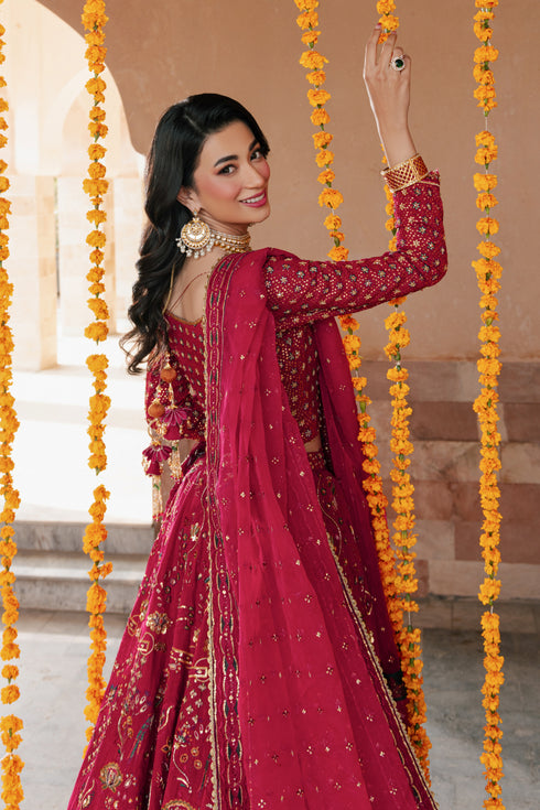 Detailed shot of NAQSHI Nageen dupatta border featuring multi‑tone thread embroidery, sequin and sitara work with minimal lace finish