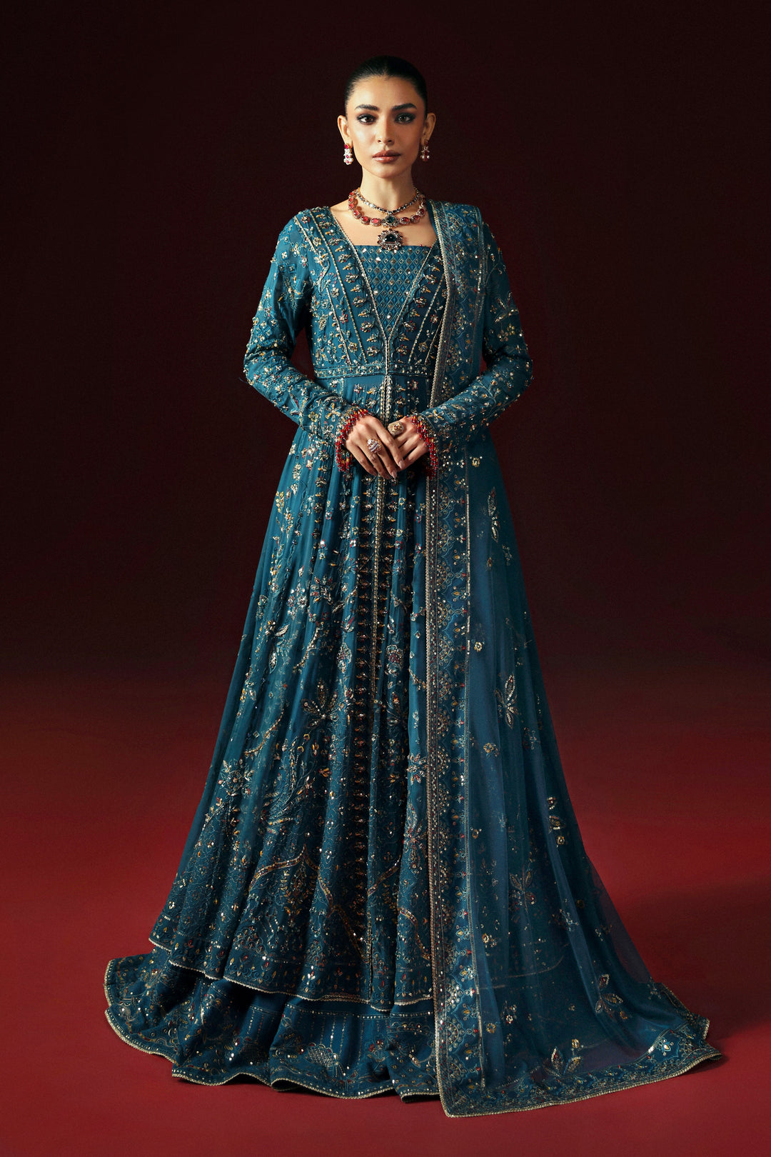 blue mehndi dress This fresh summer mehendi look in blue floral printed lehenga is absolutely in our favourite list. Tag a bridetobe who is looking for latest mehndi outfit ideas. Bride @pooja_puri Label @asthanarangofficial Makeup @