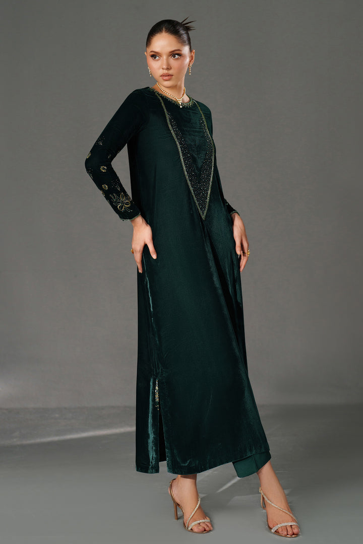 NAQSHI Blessence side pose – embellished sleeve &amp; silhouette