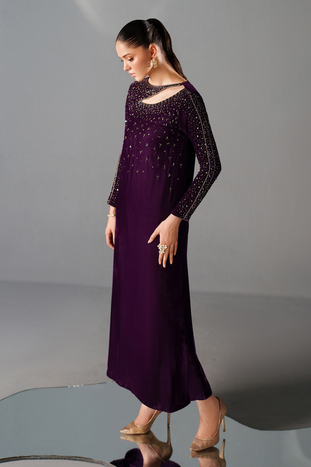 NAQSHI Zeen velvet pret side view – stylized neckline &amp; sleeve adda work