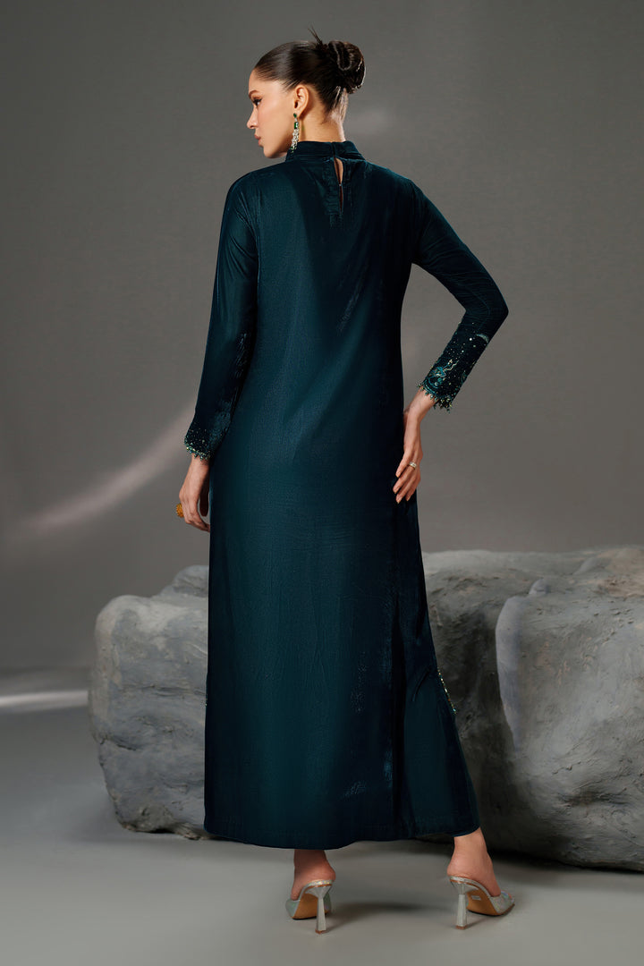 NAQSHI Kalena back view – back slit neckline &amp; clean drape