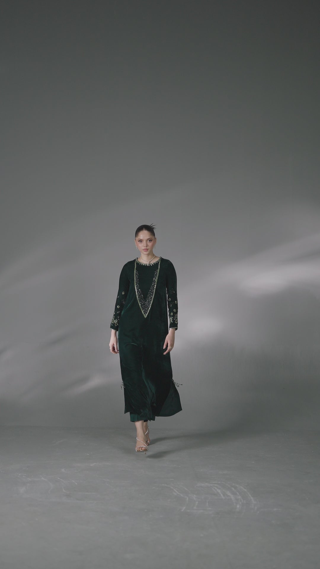 Video of NAQSHI Blessence – Green Velvet Fusion 2PC Pret