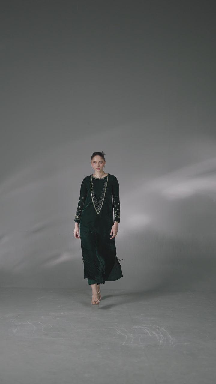 Video of NAQSHI Blessence – Green Velvet Fusion 2PC Pret