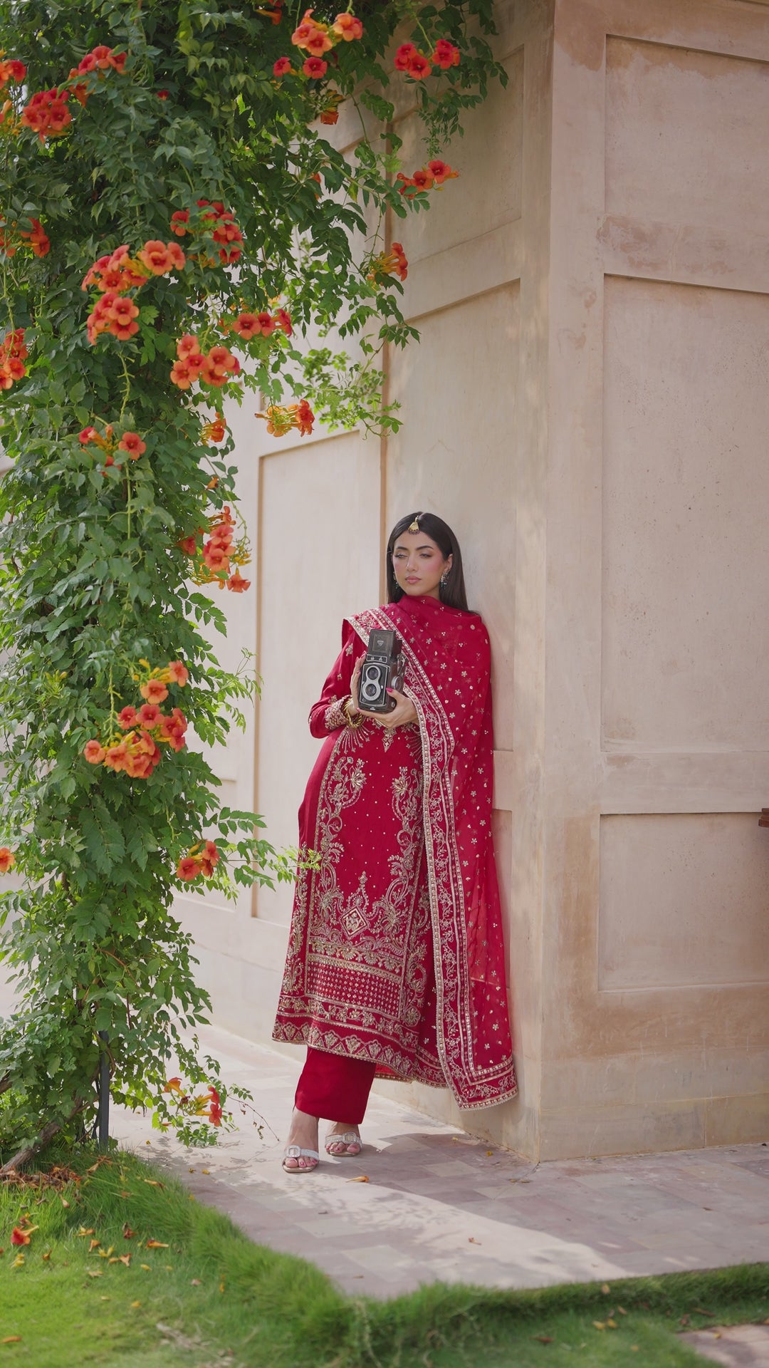 Video of NAQSHI Gul-e-Zeenat Red Silk Ensemble.