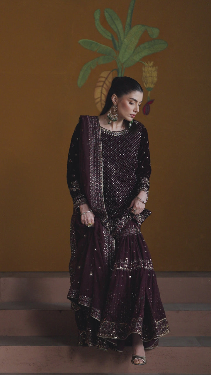NAQSHI Amroze plum velvet 3PC set full front, side &amp; back view.