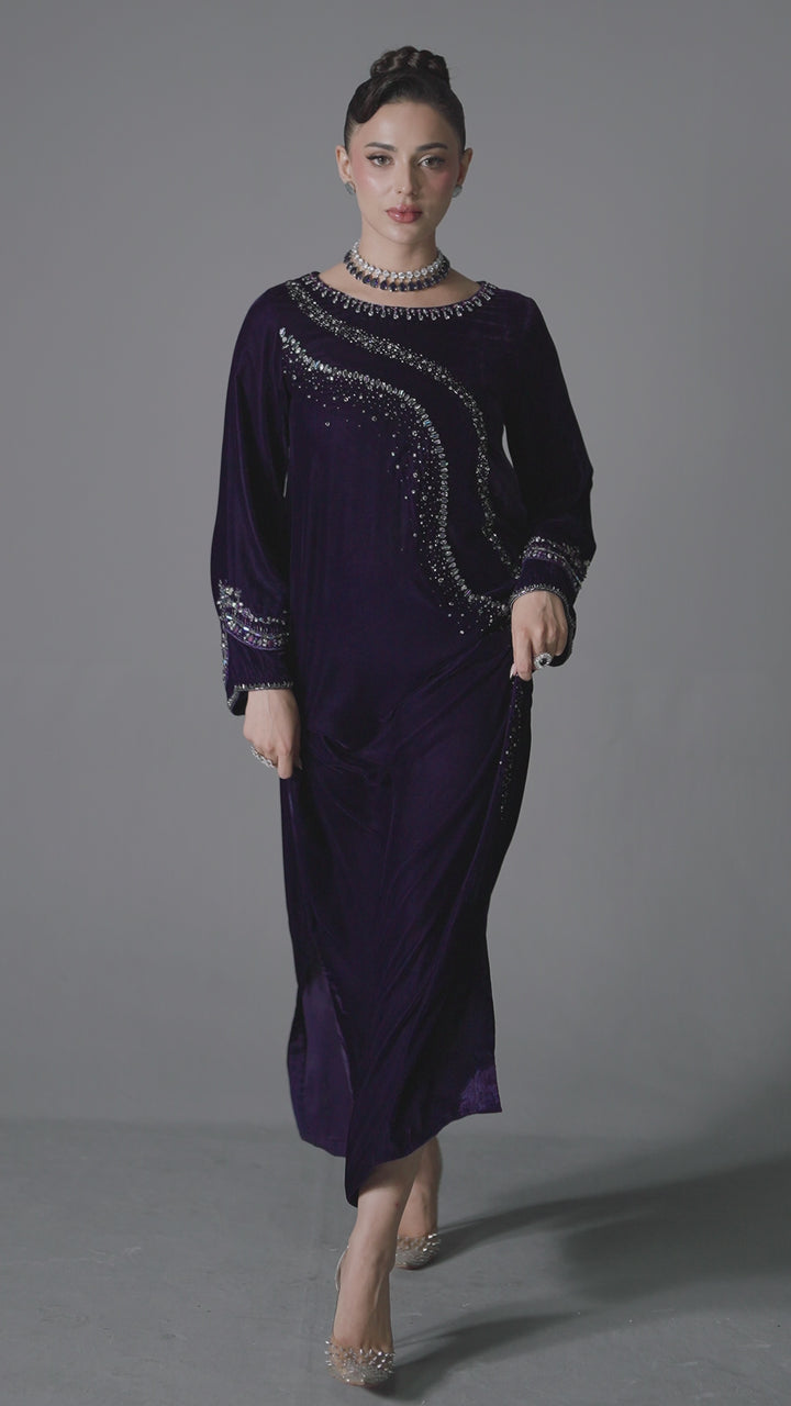 Video of NAQSHI Ellis – China Velvet Fusion 2PC Pret