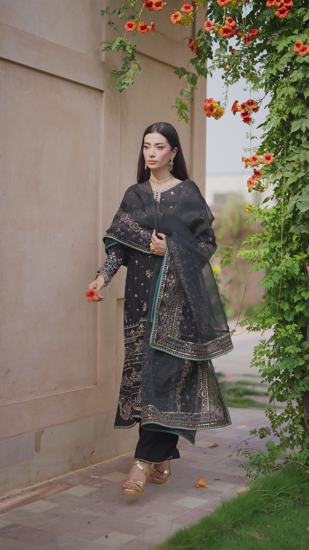 Video of NAQSHI Gul-e-Tesnim Refined Black Outfit