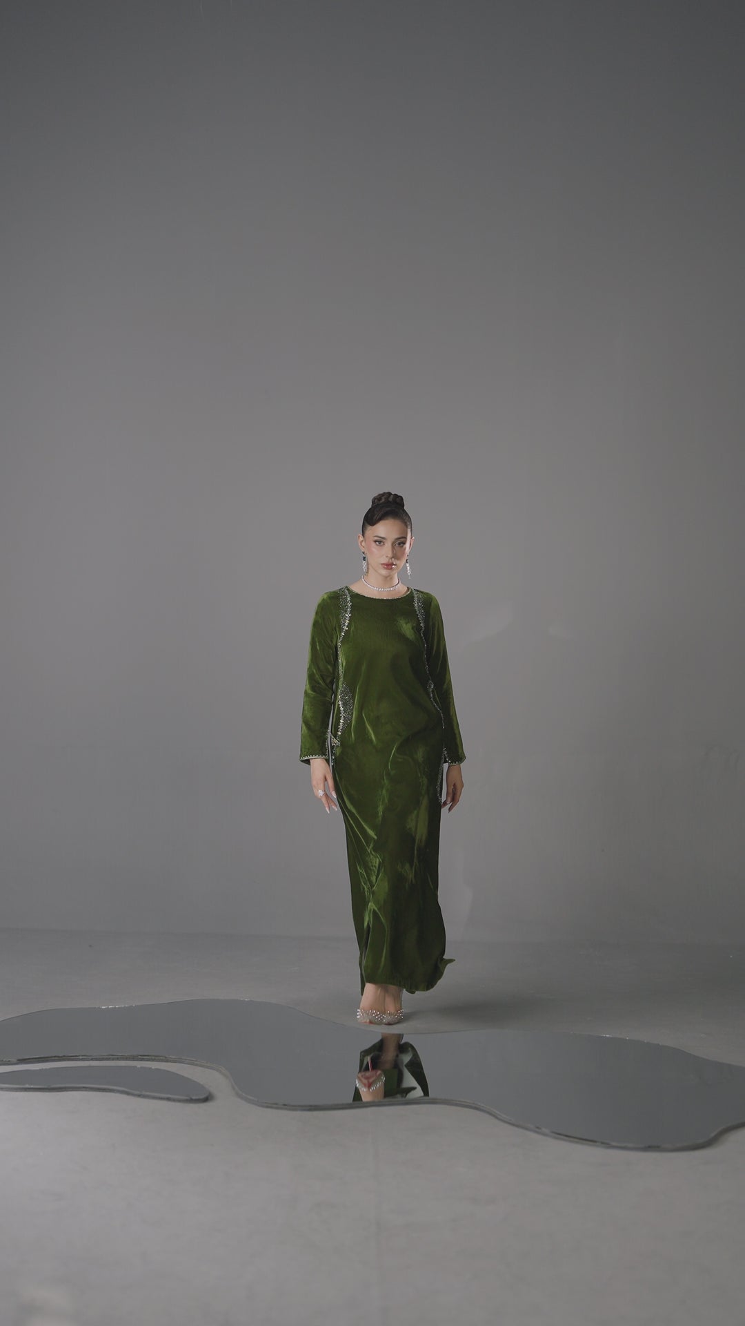 Video of NAQSHI Aria – Mehndi Green Velvet Fusion 2PC Pret