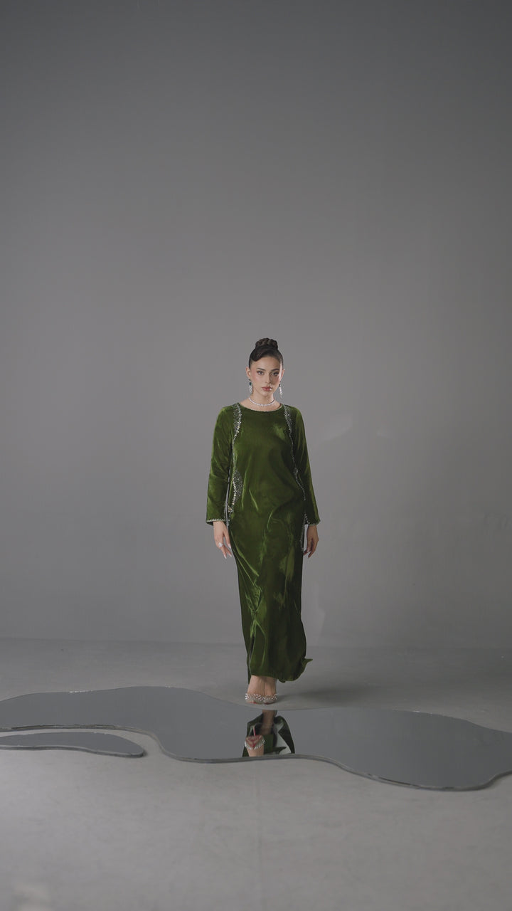 Video of NAQSHI Aria – Mehndi Green Velvet Fusion 2PC Pret